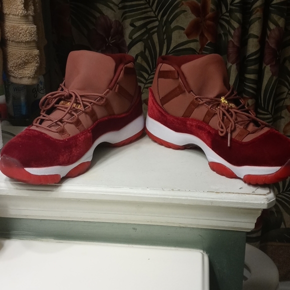 Rarely worn Velvet "Nike Air Jordan" size 11 - Picture 5 of 5